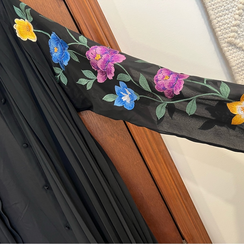 ASOS DESIGN Tall pleated midi shirt dress with embroidered sleeves in black - Picture 5 of 7